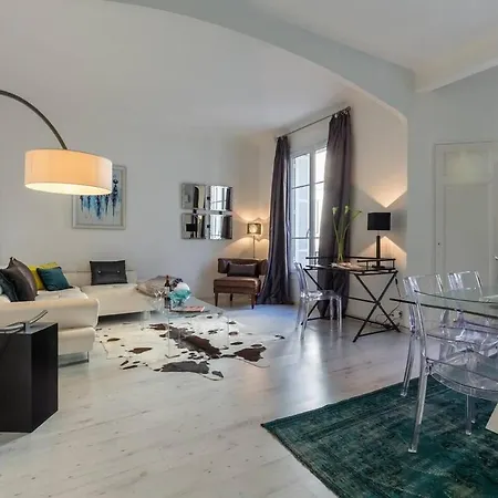 Modern 2-bed Pedestrian Rue Hoche With Ac & Balcony