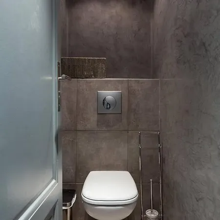 Modern 2-bed Pedestrian Rue Hoche With Ac & Balcony Cannes
