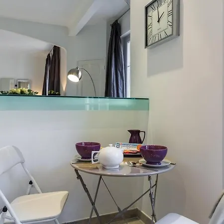 Modern 2-bed Pedestrian Rue Hoche With Ac & Balcony
