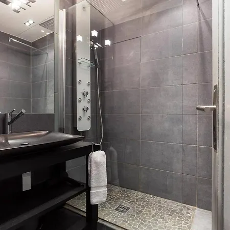 Modern 2-bed Pedestrian Rue Hoche With Ac & Balcony *