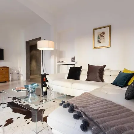 Modern 2-bed Pedestrian Rue Hoche With Ac & Balcony Apartment