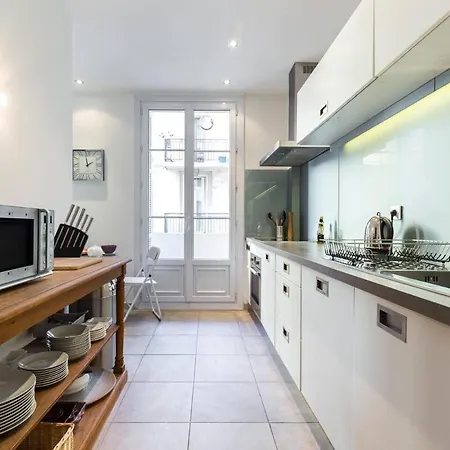 Modern 2-bed Pedestrian Rue Hoche With Ac & Balcony